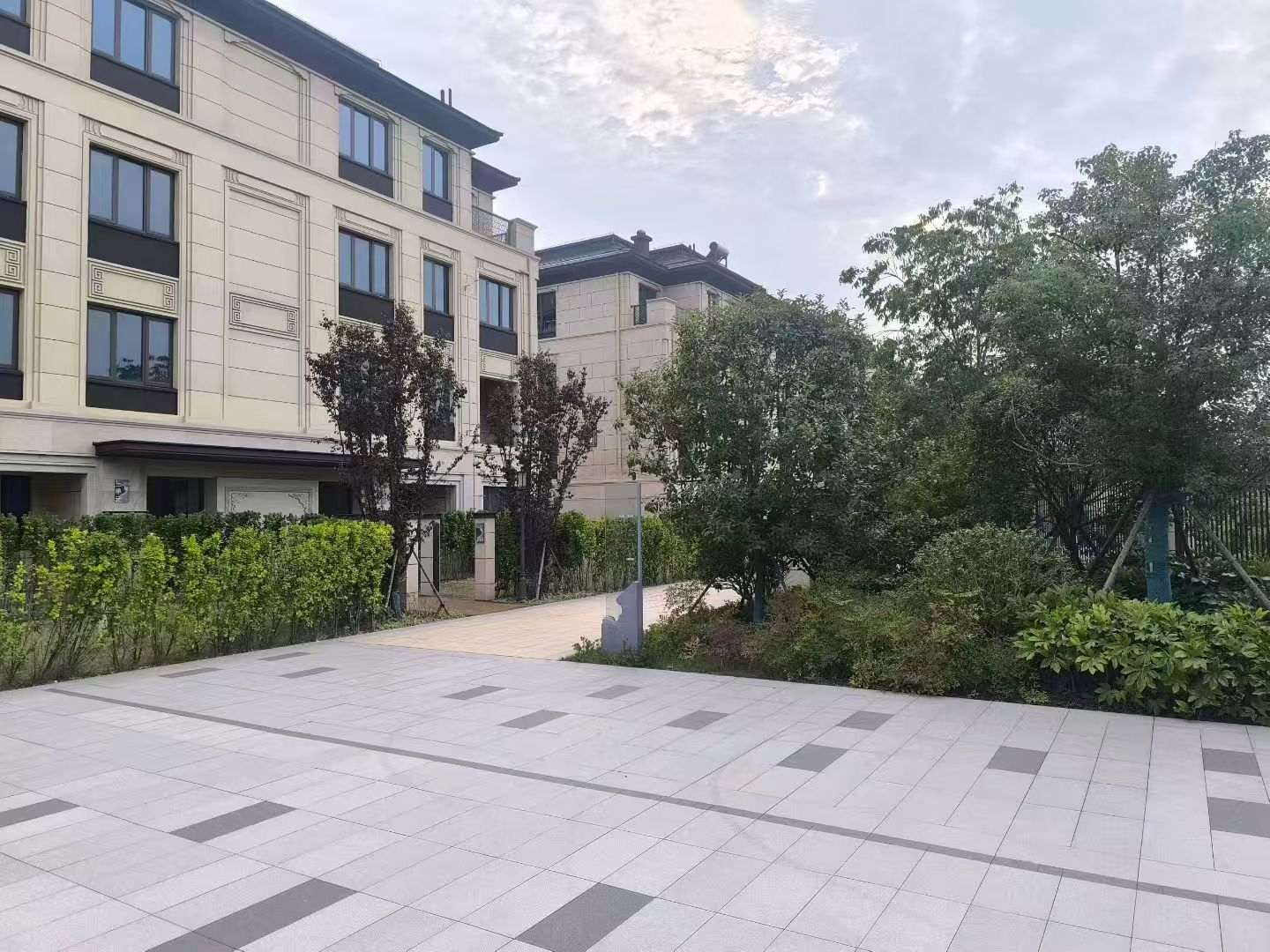 宿迁 芝麻白与芝麻白搭配铺装，尺寸1200*600